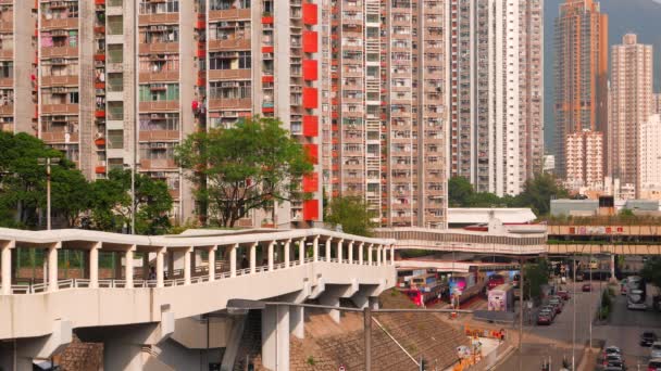 香港-2015年10月:九龙人口密集地区设有行人天桥及单位的街景.4K分辨率. — 图库视频影像
