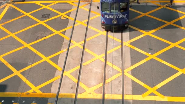 HONG KONG - Şehir merkezi sokak manzaralı çift katlı tramvay. 4K çözünürlüğü. — Stok video