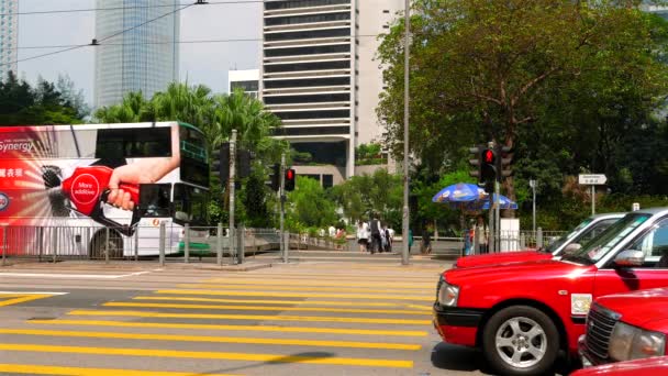 HONG KONG - Taxis conduciendo en el centro de la ciudad moderna. Resolución 4K . — Vídeo de stock
