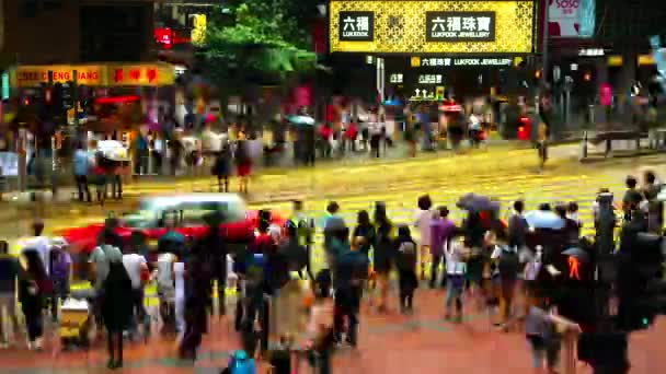 HONG KONG - Az esernyős emberek átkelnek az utcán a város központjában esős napokon a forgalom halad el. 4K felbontási idő lejárta — Stock videók