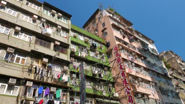 Hong Kong uitzicht op straat. Kleurrijke huizen met opknoping wasserij en uithangborden. Kowloon — Stockvideo