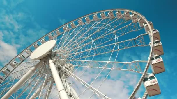 Гонконг - колесо обозрения против голубого неба с пролетающим мимо самолетом. ускорение разрешения 4K . — стоковое видео