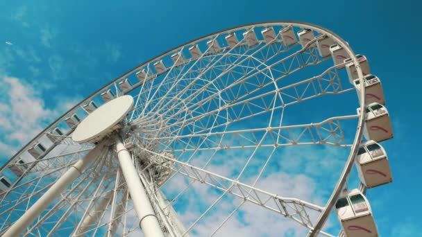 HONG KONG - Roda gigante contra o céu azul com arranha-céu no fundo . — Vídeo de Stock