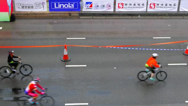 HONG KONG - Cyklista po překročení cílové čáry Hongkongu Cyclothon. — Stock video
