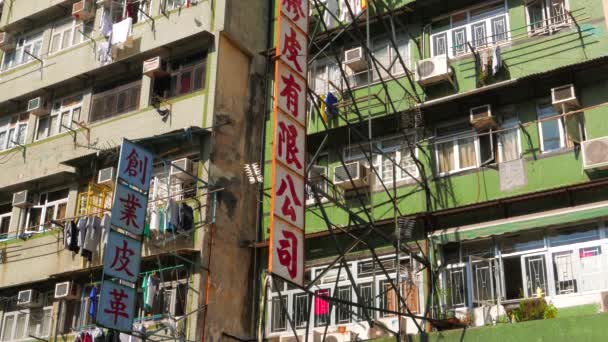 Vista de la calle Hong Kong. Casas coloridas con colgar la ropa y letreros. Kowloon. Resolución 4K — Vídeos de Stock