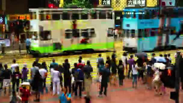 HONG KONG - İnsanlar yağmurlu günlerde şehir merkezinde karşıdan karşıya geçiyorlar. 4K çözünürlük gecikmeli taraması. — Stok video