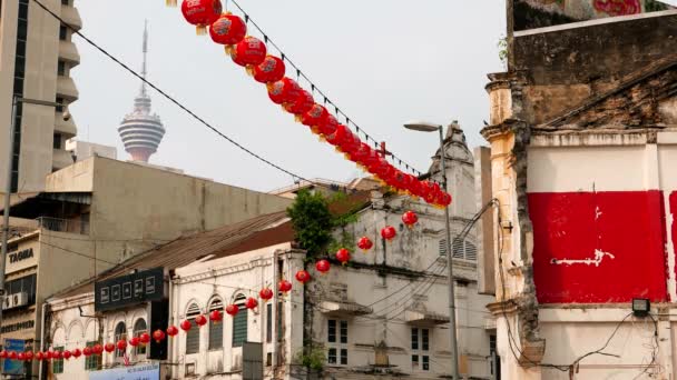 KUALA LUMPUR -以中国灯笼和梅纳拉电视塔为背景的旧城街景。4K分辨率 — 图库视频影像