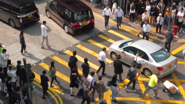 HONG KONG - widok na centrum miasta ulicy z ludźmi na przejściu i ruchu. Rozdzielczość 4K. — Wideo stockowe