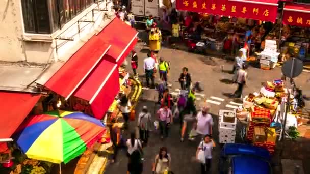 HONG KONG - Podwyższony widok na ulicę ruchliwego mokrego rynku. Przechylenie rozdzielczości 4K. — Wideo stockowe