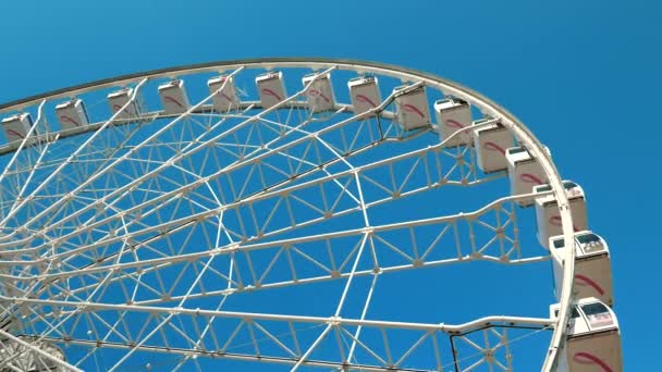 Hong Kong - Ruota panoramica da vicino con il velivolo che passa. — Video Stock