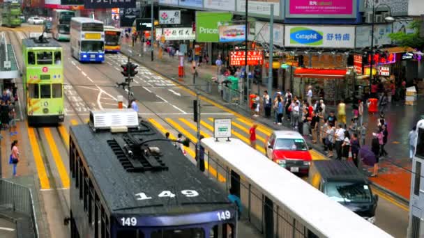 HONG KONG - Yağmurlu günlerde şehir merkezi sokak manzarası çift katlı tramvaylar ve yaya geçidinde insanlar. 4K çözünürlüğü — Stok video