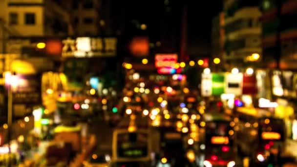 Fundo desfocado. Hong Kong vista de rua noite chuvosa com luzes de tráfego pulsante. lapso de tempo de resolução 4K . — Vídeo de Stock