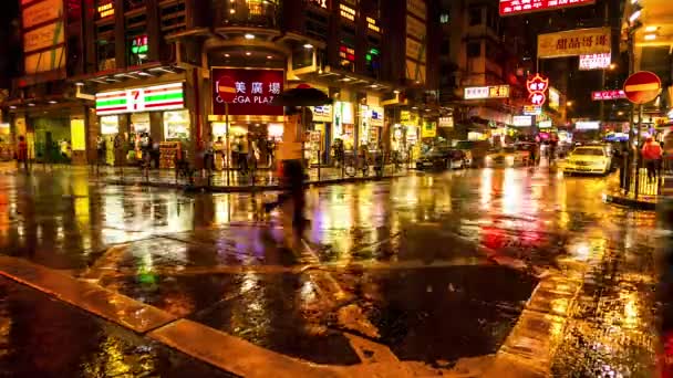 HONG KONG - Junction with traffic, neon signboards and people with umbrellas in rainy night. 4K resolution time lapse. — Stock Video