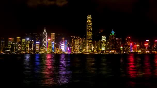 HONG KONG - Vista notturna sulla città con barche e grattacieli incandescenti. Tempo di risoluzione 4K scaduto. Victoria Harbour. ottobre 2015 — Video Stock