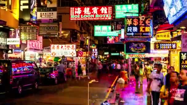 HONG KONG - Octubre 2015: Vista de la calle con letreros de neón y gente por la noche. resolución 4K lapso de tiempo panorámica . — Vídeos de Stock