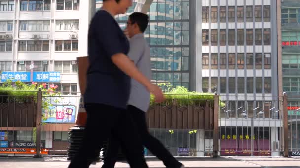 HONG KONG - İş yerindeki insanlar yemek frenleri sırasında buradan geçiyorlar. 4K çözünürlük hızı. — Stok video
