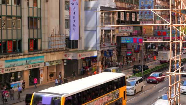 HONG KONG - Kowloon 'da trafik ve tabelalarla sokak manzarası. 4K çözünürlüğü. — Stok video