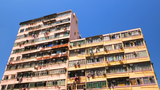 Hongkong gatuvy. Flerbostadshus i tätt befolkat område i Kowloon. 4K-upplösning — Stockvideo