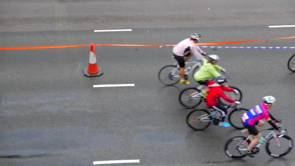 Hong Kong KONG - Kerékpáros, miután átlépte a célvonalat Hong Kong Cyclothon. — Stock videók