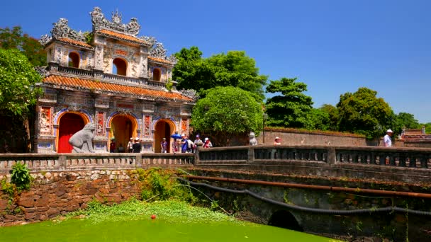 Farbton. Besucher verlassen die Zitadelle durch ein altes Tor. 4K-Auflösung. Vietnam — Stockvideo