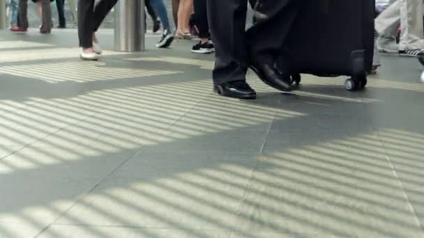 HONG KONG - Orang-orang berjalan di skywalk di distrik bisnis. Dekat dari kaki. 4K resolusi. — Stok Video
