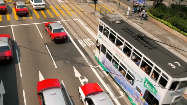 HONG KONG - Şehir merkezi sokak manzaralı çift katlı tramvay ve trafik. 4K çözünürlüğü. — Stok video