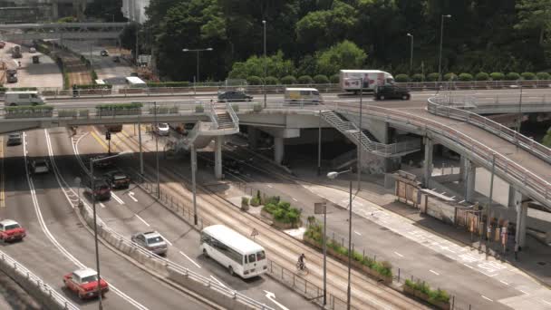 HONG KONG - Stadscentrum druk verkeerszicht. 4K resolutie. Vlakke profiel zonder kleurcorrectie. Bezoek mijn portfolio voor kleur graded versie. — Stockvideo