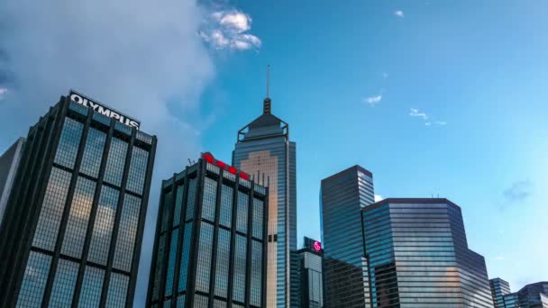 Hong Kong - Le soleil a placé des gratte-ciel lumineux contre le ciel bleu avec des nuages rapides. Résolution 4K temporisation. — Video