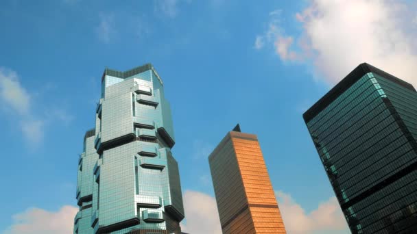 Χονγκ Κονγκ - Ουρανοξύστες ενάντια στον γαλάζιο ουρανό. Επιτάχυνση ανάλυσης 4K. — Αρχείο Βίντεο