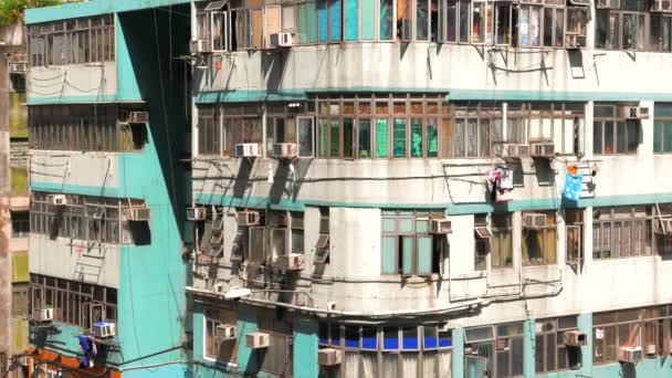 Vista da rua de Hong Kong. Casa com roupa pendurada. Kowloon. Resolução 4K — Vídeo de Stock