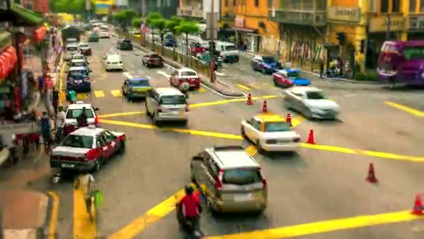 KUALA LUMPUR - Gatuvy med människor och trafik i gamla stan. Lutningsskiftets tidsförskjutning, lutning. — Stockvideo