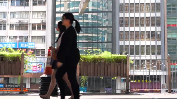 HONG KONG - październik 2015: Ludzie w dzielnicy biznesowej przejeżdżający w czasie przerwy obiadowej. Rozdzielczość 4K. — Wideo stockowe