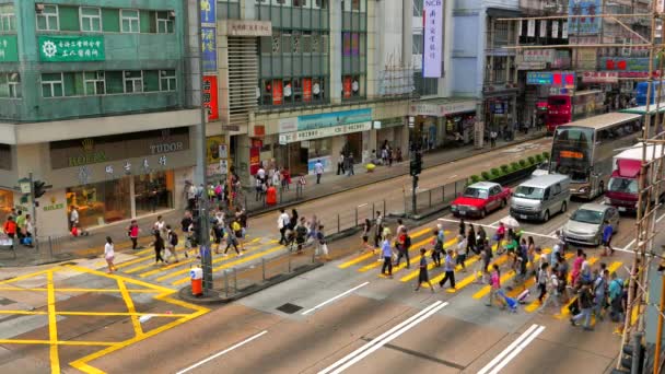 HONG KONG - Kowloon 'da yaya geçidinde insanlar var. 4K çözünürlüğü. — Stok video