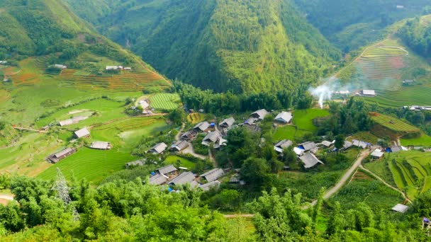 Utsikt över dalen med gröna risterrasser och byn. Sapa, Vietnam, 4K-upplösning — Stockvideo