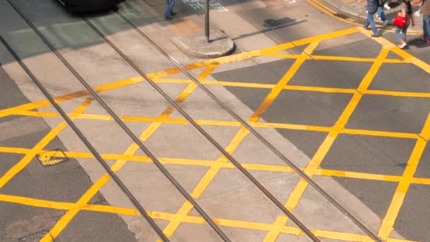 HONG KONG - Stadscentrum uitzicht op de straat met dubbeldekker tram en verkeer. 4K-resolutie. — Stockvideo