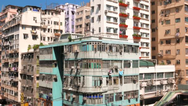 Vista da rua de Hong Kong. Casas em área densa povoada de Kowloon. Resolução 4K — Vídeo de Stock