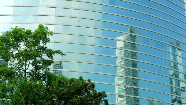 Reflexion von Wolken und Wolkenkratzern in Glasgebäuden. Hongkong — Stockvideo