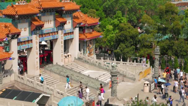 Hong Kong - Návštěvníci vstupující do chrámu Wong Tai Sin. Letecký pohled rozlišení 4K. — Stock video