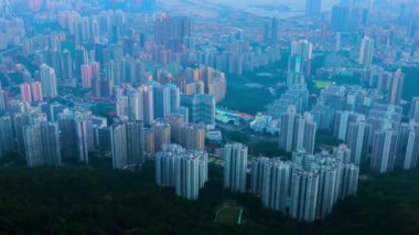 Kowloon 'un yoğun nüfuslu bölgesinin Hong Kong akşam manzarası. 4K çözünürlüklü zaman atlaması taraması. Ekim 2015.