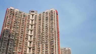 Kowloon 'un yoğun nüfuslu bölgesinde apartman blokları. 4K çözünürlüğü. Hong Kong