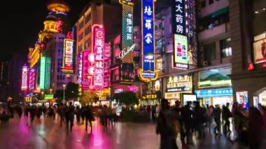 Shanghai - Nanjing Yolu 'nda geceleri parlayan renkli panoların olduğu hiperlapse. 4K çözünürlüğü