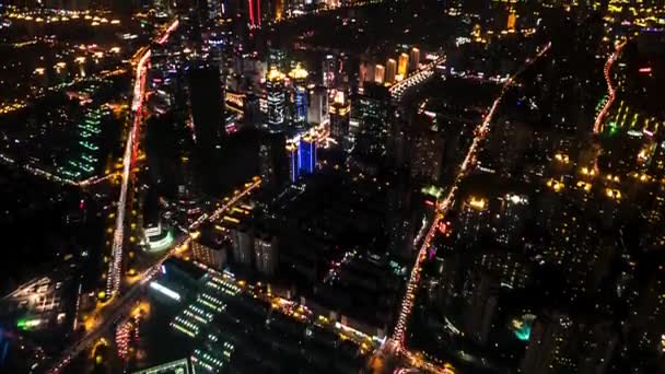Ночной вид Шанхая на город с трафиком. Время разрешения 4К истекло, длинная скорость затвора. Наклон. — стоковое видео