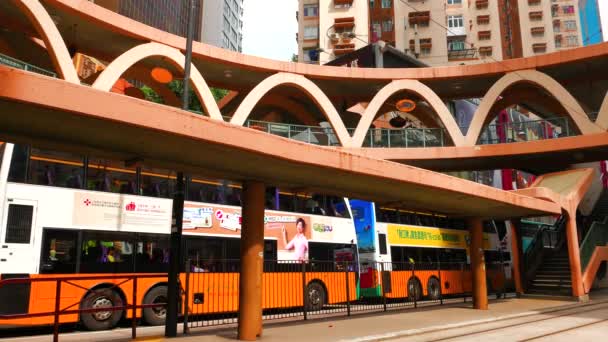 HONG KONG - 2階建ての路面電車が通過する通りの景色。コーズウェイベイ。4K解像度. — ストック動画