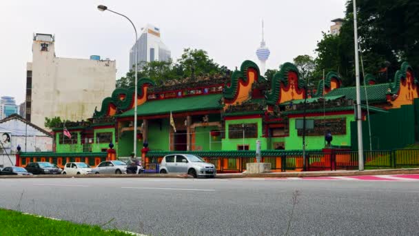 KUALA LUMPUR -在中国人Chan See Shu Yuen氏族房子前面经过的汽车。4K解像度加快. — 图库视频影像