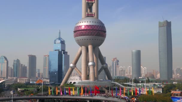 Shanghai - Vista aérea de la ciudad de Oriental Pearl Tower y la gente en el skywalk. Resolución 4K — Vídeos de Stock