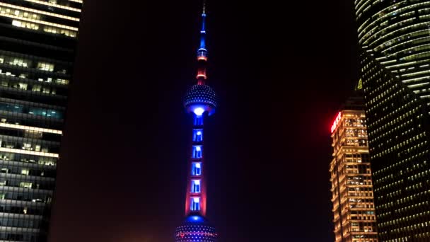 Shanghai - Nattutsikt över skyskrapor och Oriental Pearl Tower. 4K upplösningstid förfaller panorering. — Stockvideo