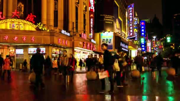 Shanghai - Ludzie i ruch na Nanjing Road. Podświetlany deszczowy widok z ulicy. Czas upływu rozdzielczości 4K. — Wideo stockowe