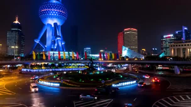 Shanghai - Nattutsikt över rondellen trafik med människor på skywalk genom glödande Oriental Pearl Tower. 4K upplösningstid förfaller — Stockvideo