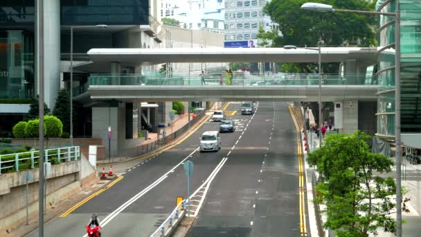 HONG KONG -Verkeer en skywalk in het moderne stadscentrum. 4K resolutie versnellen. — Stockvideo