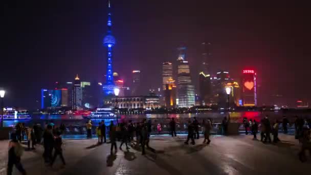 Shanghai Hyperlapse vista notturna della città con persone sul lungomare Bund, fiume e grattacieli sullo sfondo. Risoluzione 4K. — Video Stock